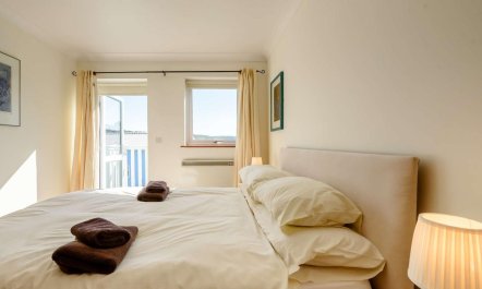 3 Bed in Freshwater East 9