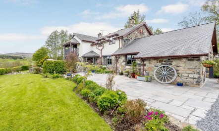 6 Bed in Bala 2