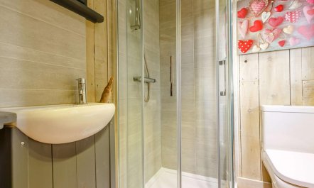 1 Bed in Gaerwen 9