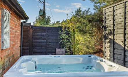 6 Bed in Beaconsfield 1