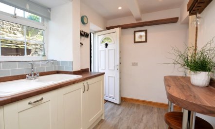 2 Bed in High Peak 3
