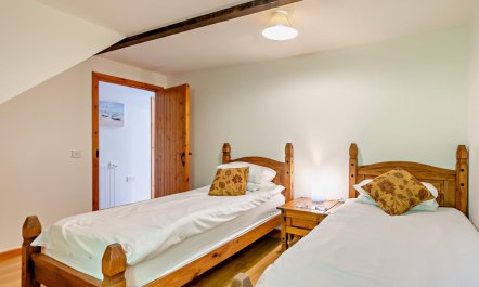 3 Bed in Hundleton 9