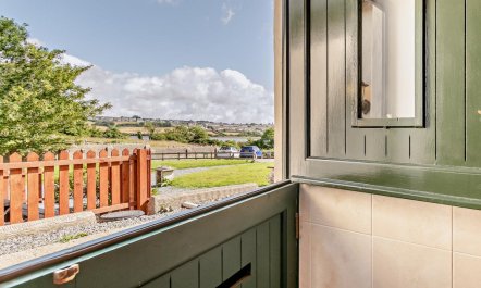 3 Bed in Hundleton 1