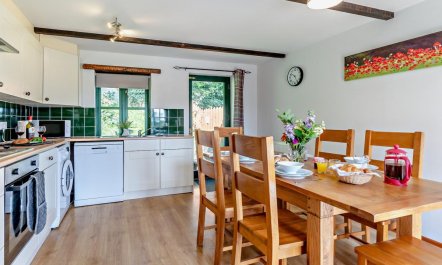 3 Bed in Hundleton 4