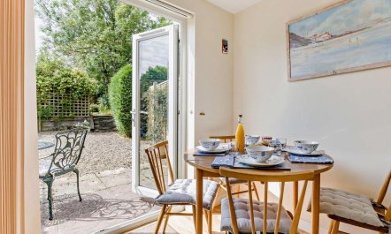 2 Bed in Trunch 8