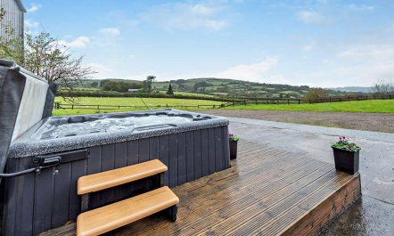 4 Bed in Llangadog 1