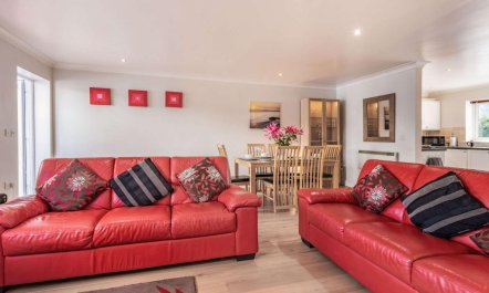 3 Bed in Freshwater East 3