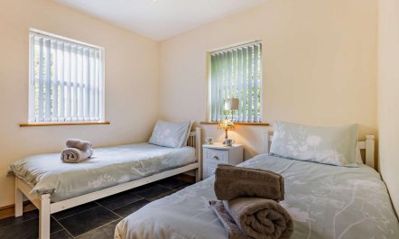 2 Bed in Tyn-y-gongl 6