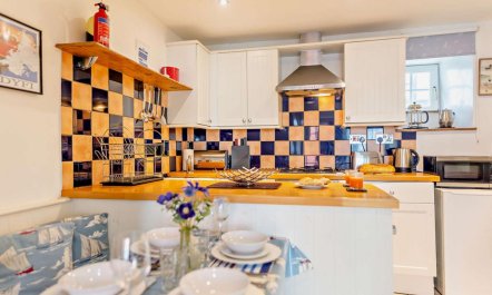 2 Bed in Aberdovey 3