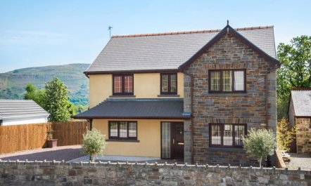 4 Bed in Ystradgynlais 1