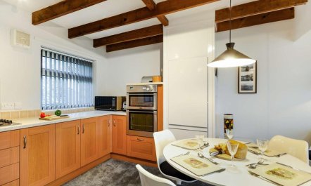 2 Bed in Windermere 5