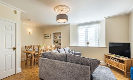 3 Bed in Tenby 1