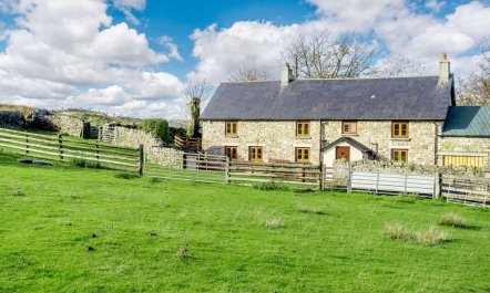 4 Bed in Abergavenny 1