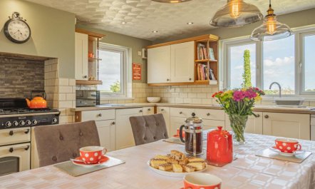 4 Bed in Haverfordwest 8