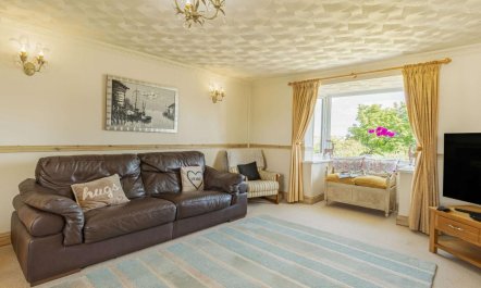 4 Bed in Haverfordwest 2