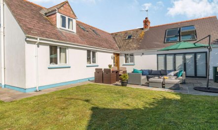 4 Bed in Haverfordwest 1