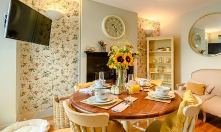 2 Bed in Milford Haven 1