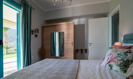 Blue Shutters & Sea Views 6