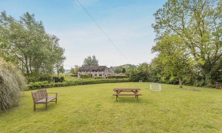 4 Bed in Bridport 1