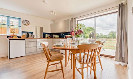 2 Bed in Malmesbury 1