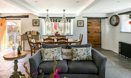 Tudor Rose Cottage 6
