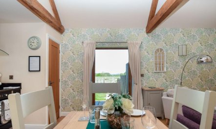 1 Bed in Sheriffs Lench 2