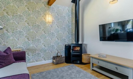 2 Bed in Sheriffs Lench 2