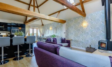 2 Bed in Sheriffs Lench 1