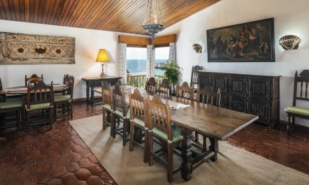 A Cliffside Quinta