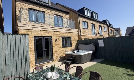 4 Bed in Whitby 1
