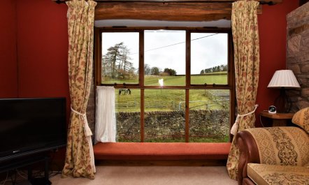 4 Bed in Whaley Bridge 2