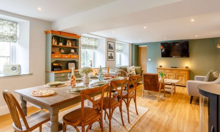 4 Bed in Holmfirth 1