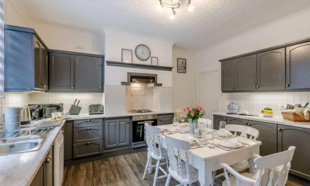 4 Bed in Holmfirth 2