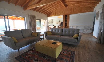 The Sunshine House in the Hills 4