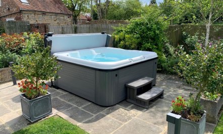 5 Bed in Hurst Green 1