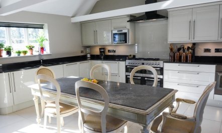 5 Bed in Hurst Green 8