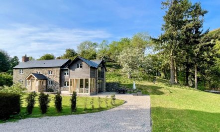 4 Bed in Old Church Stoke 1