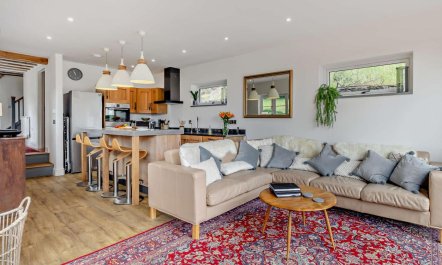 4 Bed in Montgomery 7