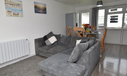 2 Bed in Freshwater East 5