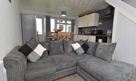 2 Bed in Freshwater East 1