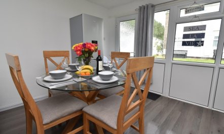 2 Bed in Freshwater East 4