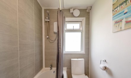 2 Bed in Freshwater East 5