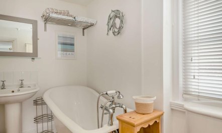 2 Bed in Lymington 8