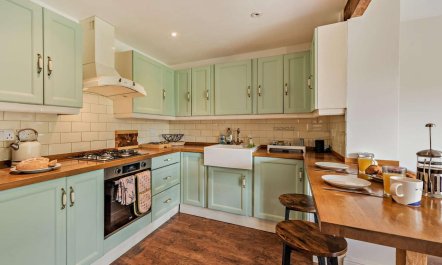 4 Bed in Hayling Island 1