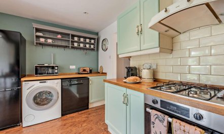 4 Bed in Hayling Island 2