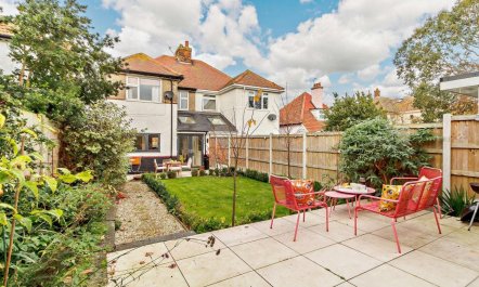 3 Bed in Walton On The Naze 0