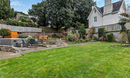 4 Bed in Torquay 1