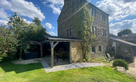 6 Bed in Huddersfield 1