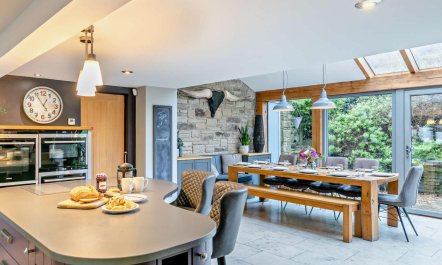 6 Bed in Huddersfield 3