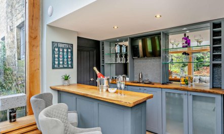 6 Bed in Huddersfield 2